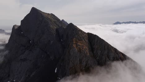 Luftaufnahme-Des-Segla-Bergs-über-Dem-Himmel,-Norwegen-Im-Sommer