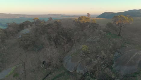 Toma-Aérea-Avanzando-Sobre-Grandes-Rocas-En-Las-Ondulantes-Colinas-De-Las-Gamas-De-Strathbogie