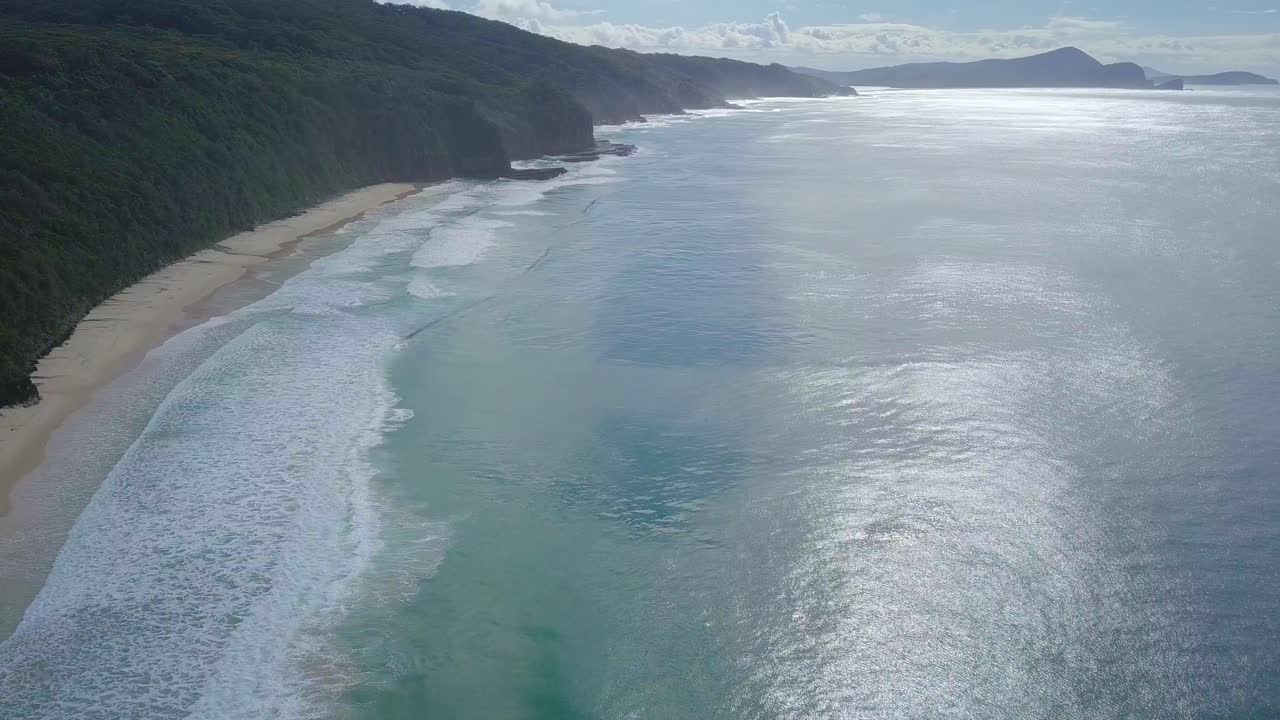 야생의 다채로운 바다, 호주 위의 장엄한 공중 아침 비행