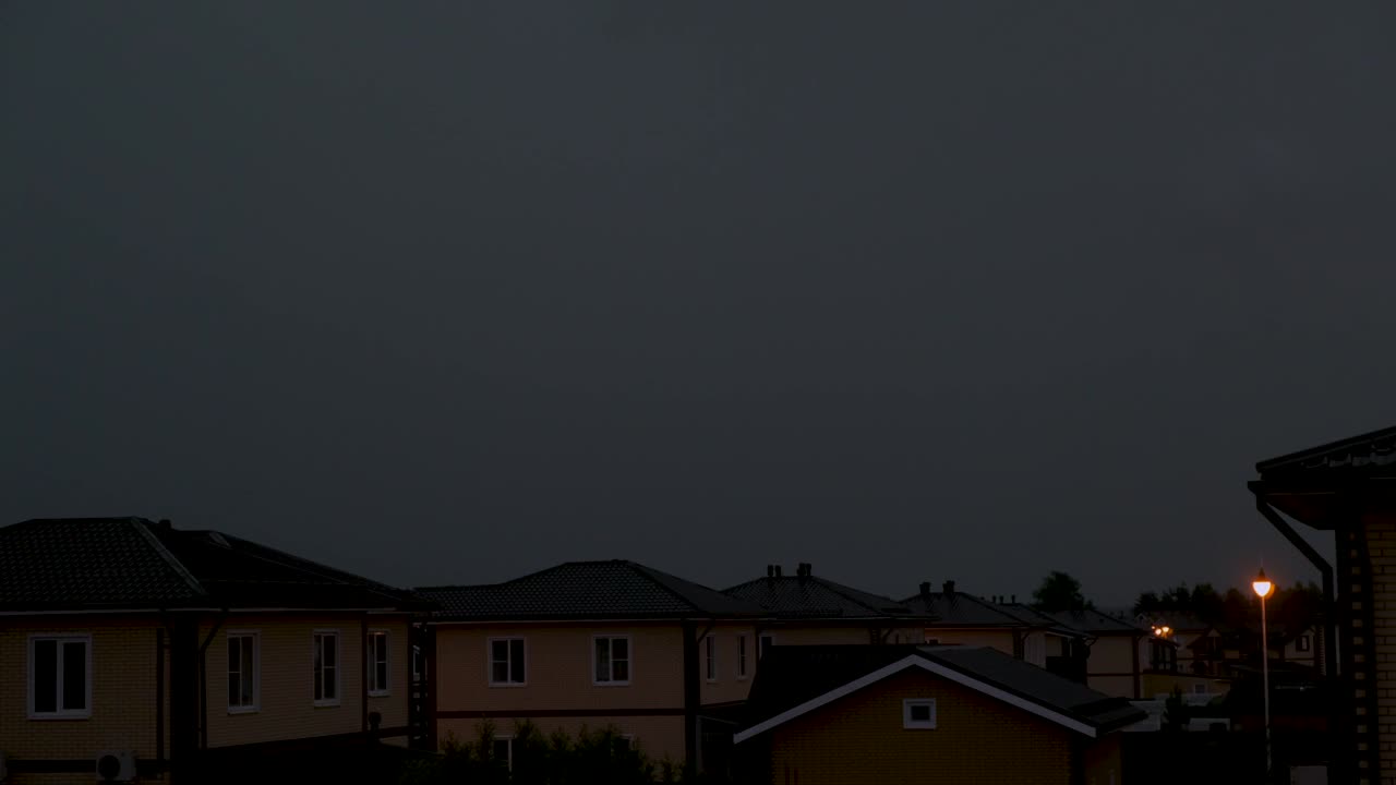 밝은 번개가 박이고 있습니다.