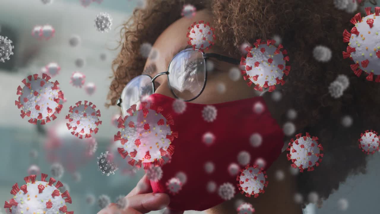 células de covid-19 flotando contra una mujer pensativa que usa una máscara facial en la oficina