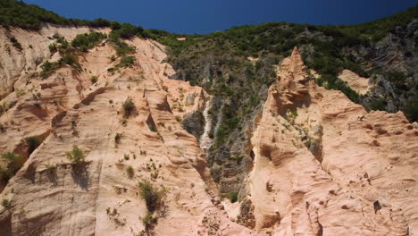 Geologisches-Wunder-Mit-Roten-Felswänden-Und-Erodierten-Felsspitzen