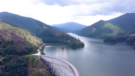 Picturesque-Aerial-Drone-Shot-of-the-Waters-and-Mountains-of-Valea-Draganului