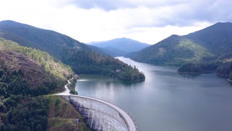 pintoresca toma aérea de drones de las aguas y montañas de valea draganului
