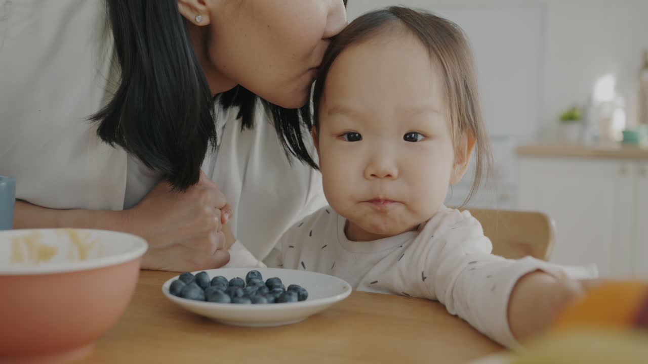 어머니와 딸이 아침 식사를 하고 있습니다.