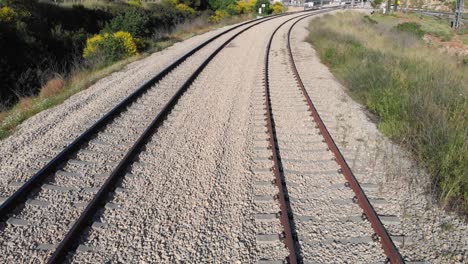 vías del tren y el paisaje circundante