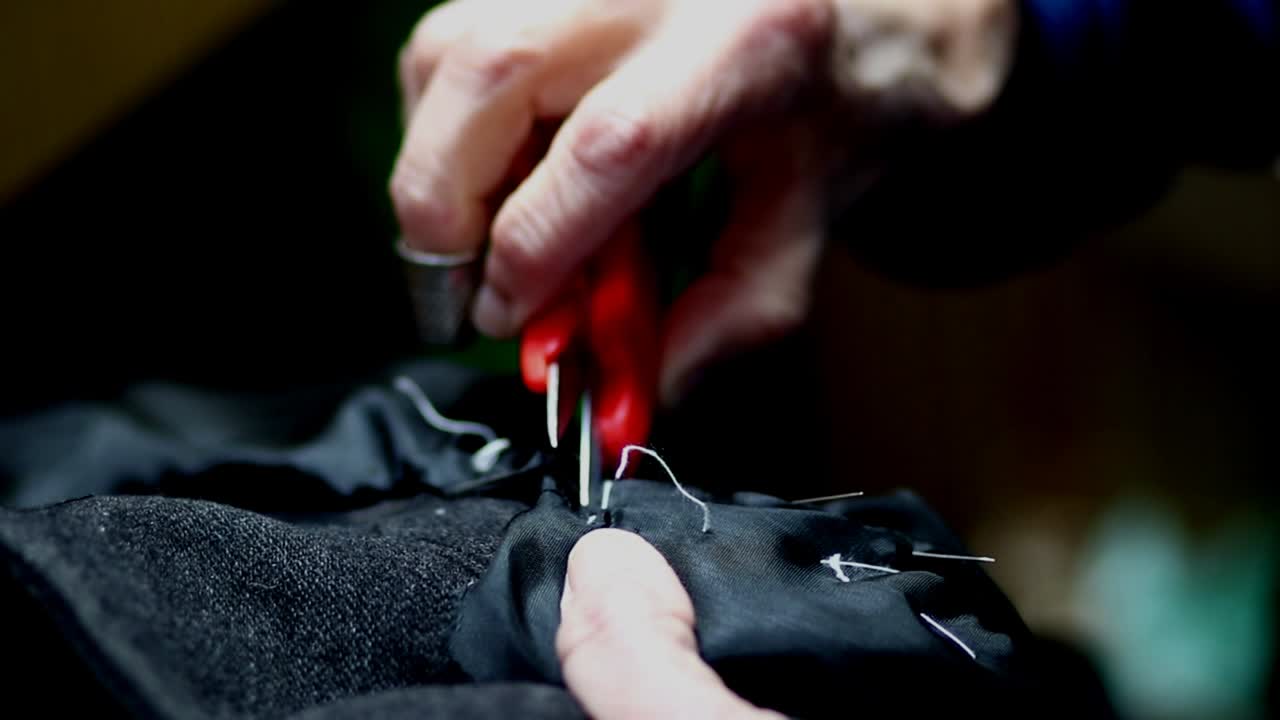 근접 촬영 작업 재봉사 가위로 전문 절단 천 스레드