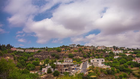 Zeitraffer-Eines-Kleinen-Dorfes-Am-Hang-In-Zypern-Mit-Wolken,-Die-über-Den-Himmel-Ziehen