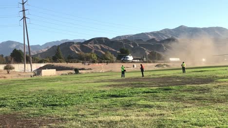 helicóptero aterriza en campo