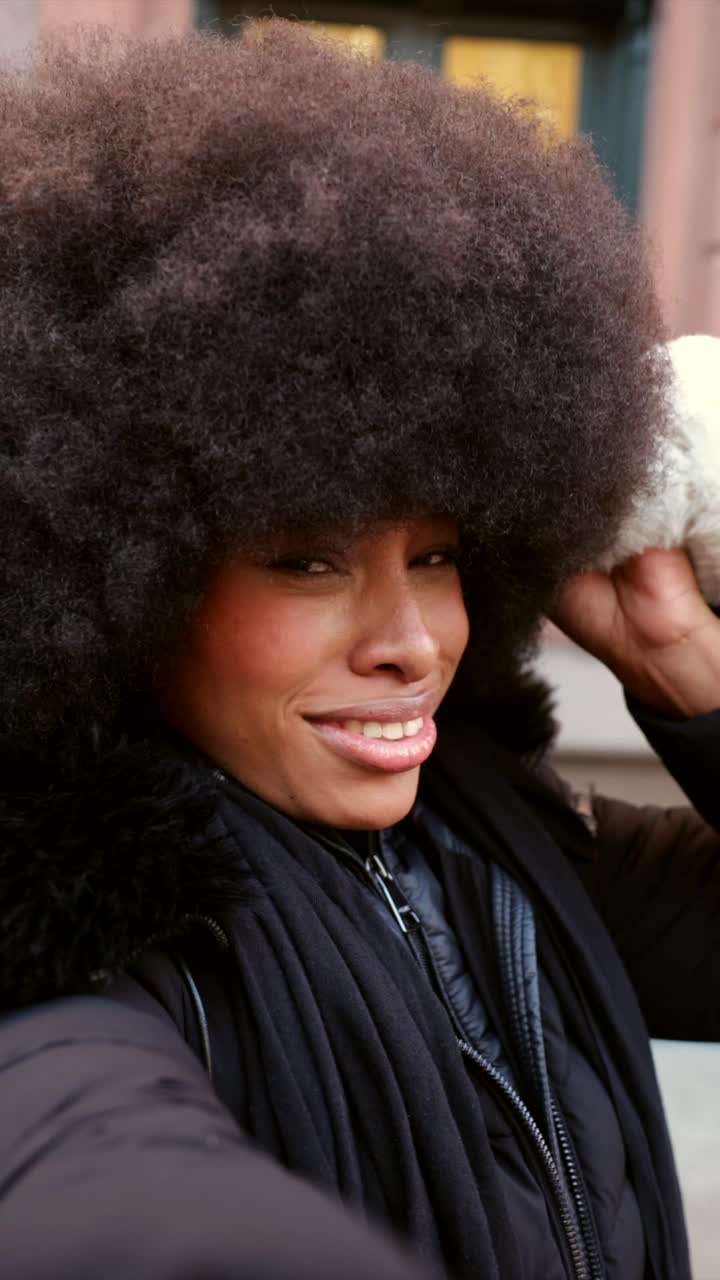 Ritratto di una donna con un afro