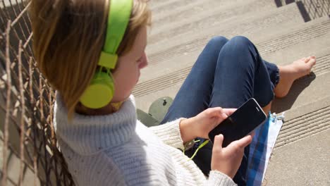 chica usando teléfono móvil cerca de la playa 4k