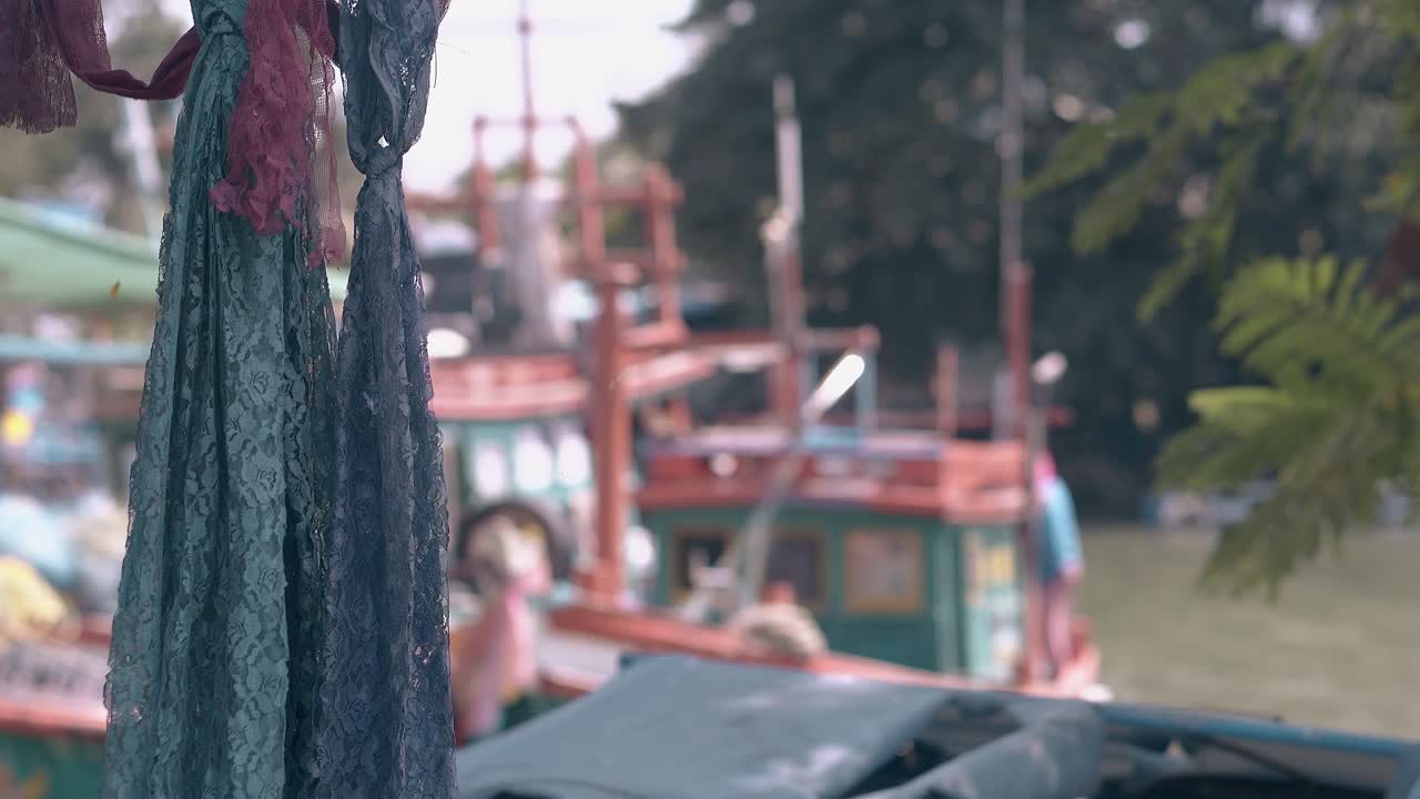 아름다운 직물이 배와 함께 흐릿한 항구에 걸려 있습니다.