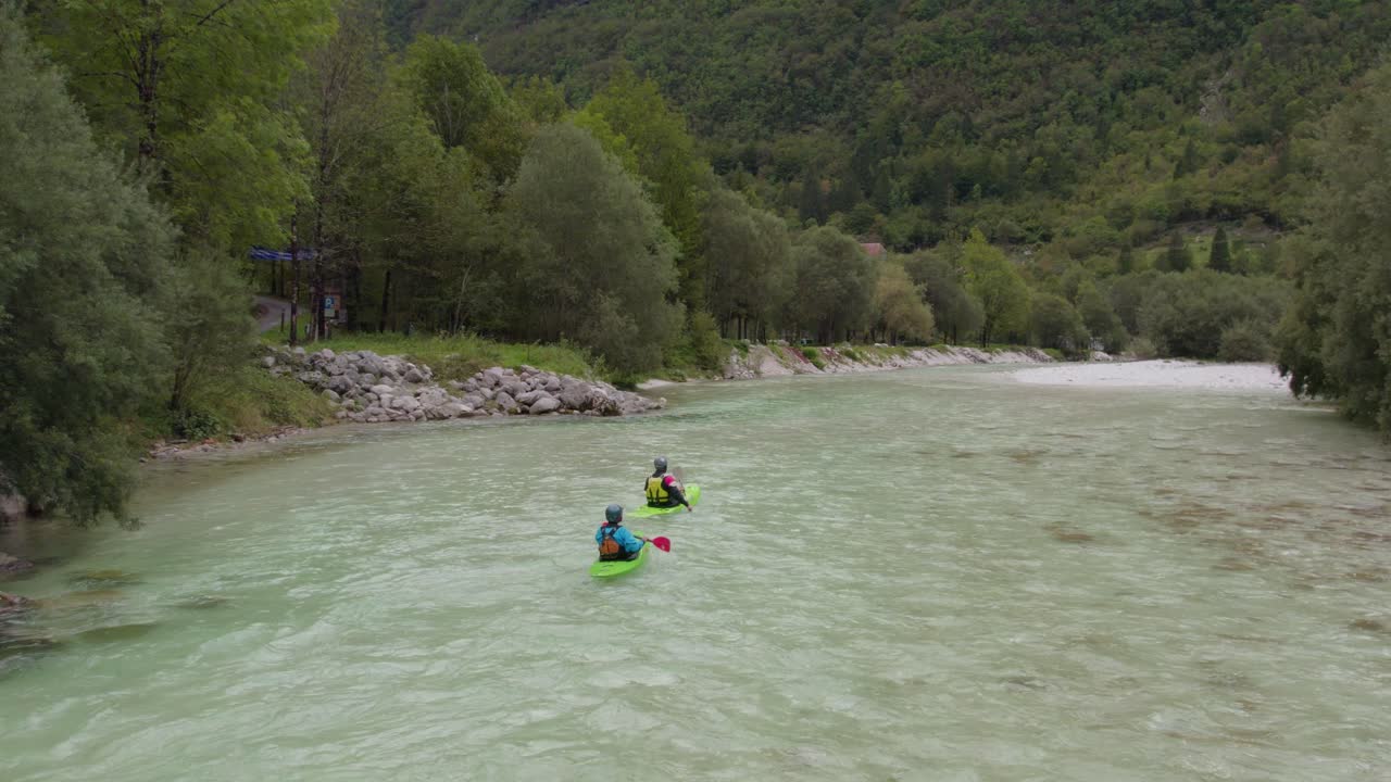 Ripresa aerea di due kayak che scendono il fiume alpino color smeraldo Soca, Slovenia