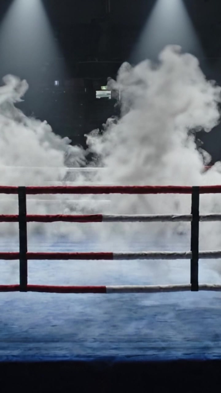 Una Intensa Escena de Ring de Boxeo con Iluminación Dramática y Niebla: Una Atmósfera Ominosa Preparada para un Combate de Alto Riesgo