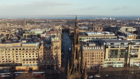 Luftaufnahme-Des-Scott-Monument-In-Edinburgh-Mit-Dem-Firth-Of-Forth-In-Der-Ferne