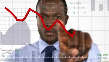 animación del procesamiento de datos estadísticos sobre un hombre de negocios afroamericano tocando una pantalla invisible