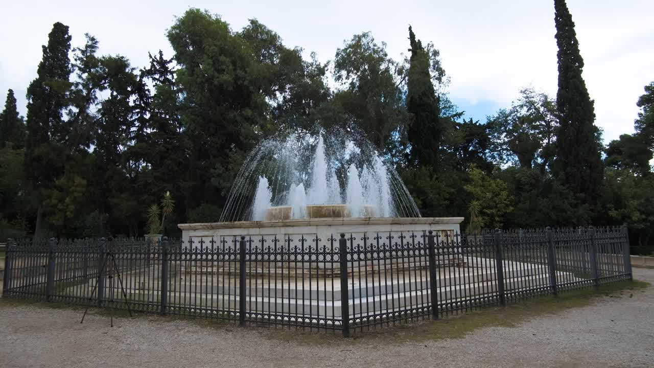 fontene en el parque nacional de jardines en atenas, grecia