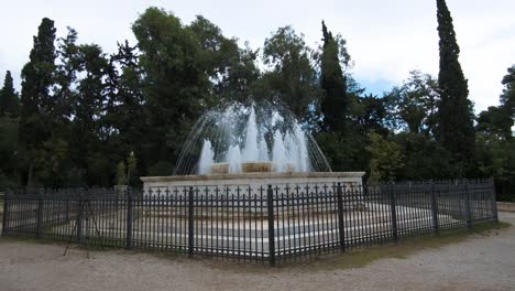 Fontene-En-El-Parque-Nacional-De-Jardines-En-Atenas,-Grecia