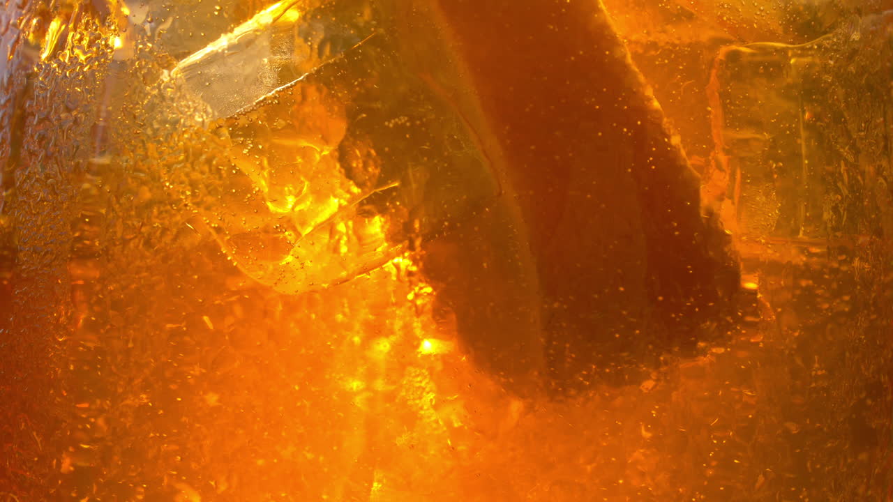 햇볕에 상쾌한 오렌지 음료 - 4k 60fps