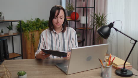 Mujer-Joven-Independiente-Con-Auriculares,-Centro-De-Llamadas-O-Línea-De-Ayuda-Del-Operador-De-Servicios-De-Soporte-Hablando