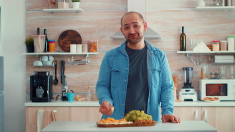 el marido hablando en la cocina.