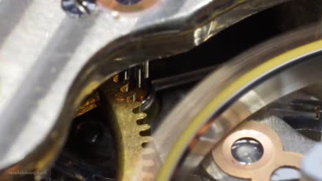 los engranajes del reloj funcionan, el tourbillon gira.