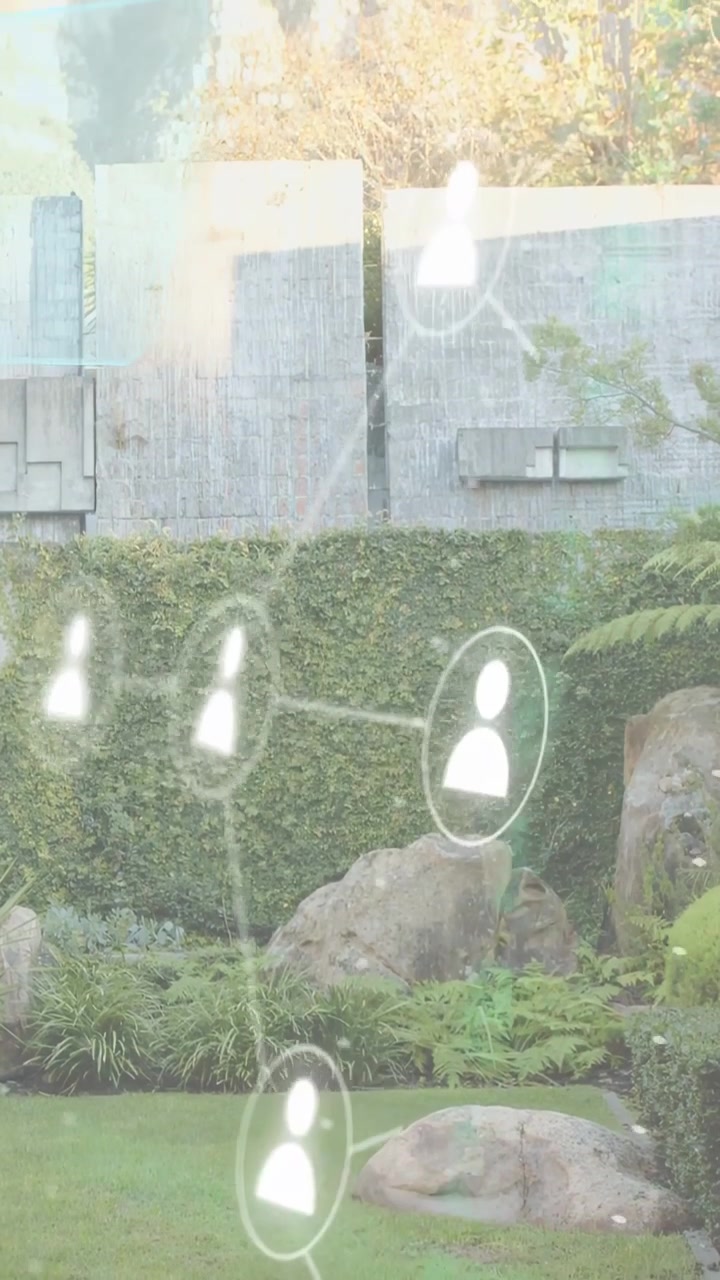 Video verticale: Icone utente AR che emergono dopo una tenda verde, mostrando una rete tecnologica che si innalza sopra un giardino.