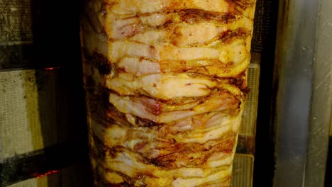 kebab tradicional turco de doner o kebab en una horquilla de metal