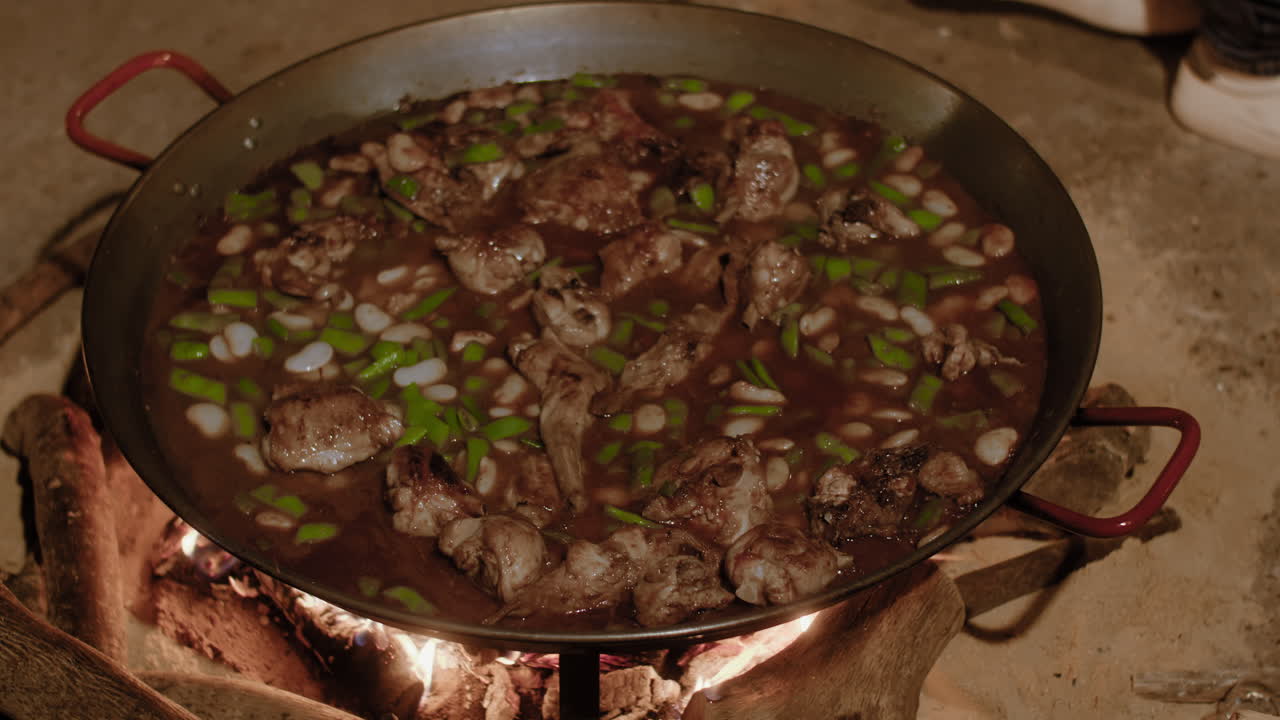 celebración de fallas - deliciosa paella cocinada en las calles de valencia