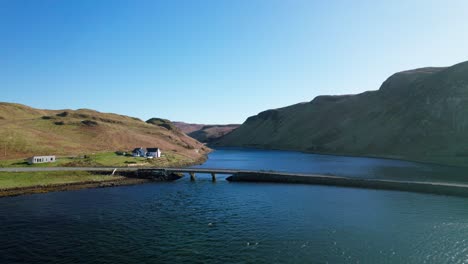 impressionante ponte sobre o lago na escócia drone 4k