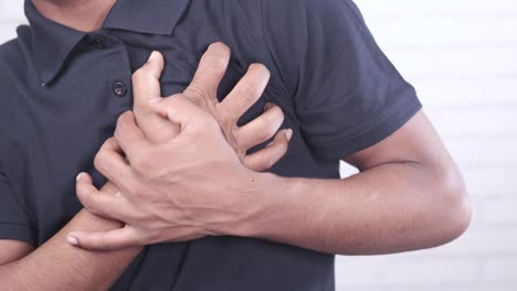 hombre con dolor en el pecho
