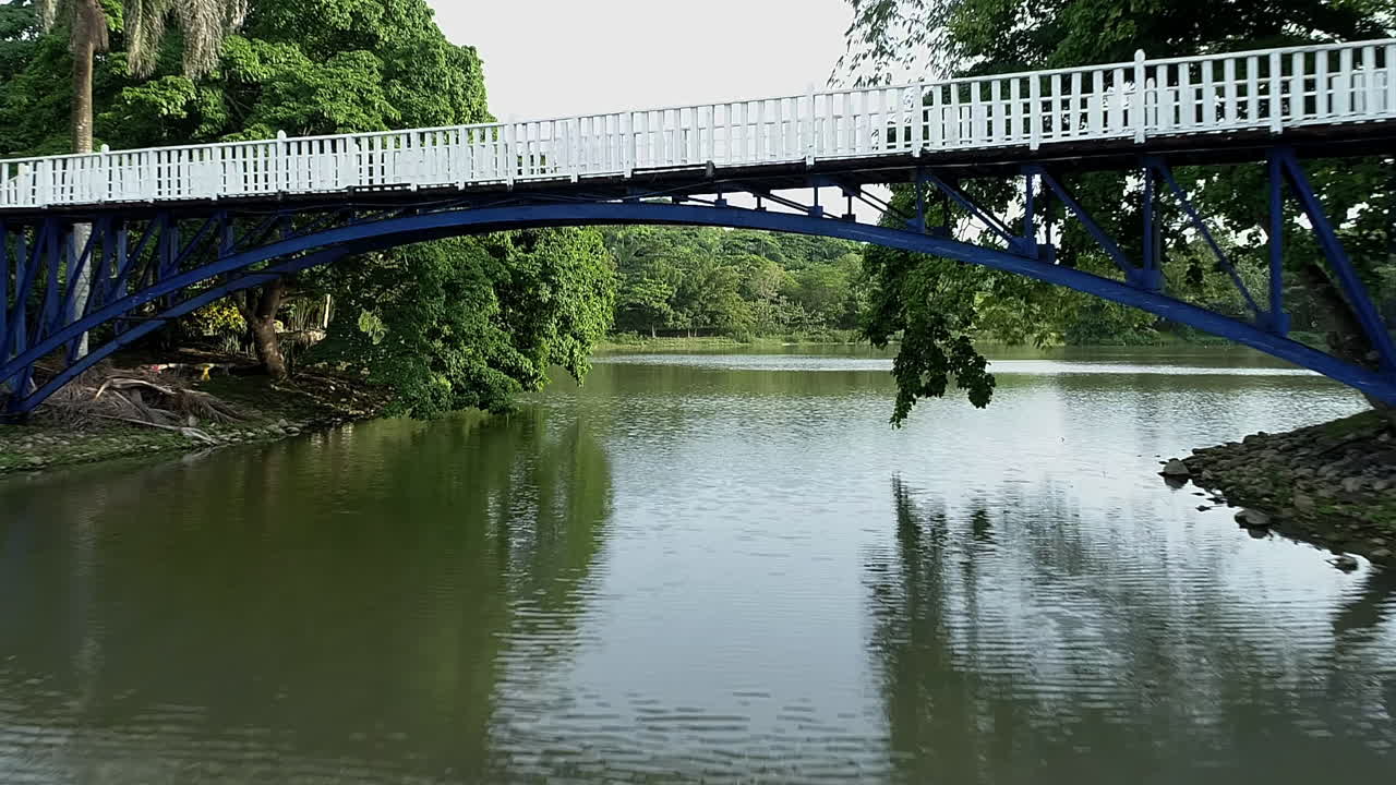 산토 도밍고의 북쪽 공원 mirador에서 호수 다리 아래를 비행하는 무인 항공기