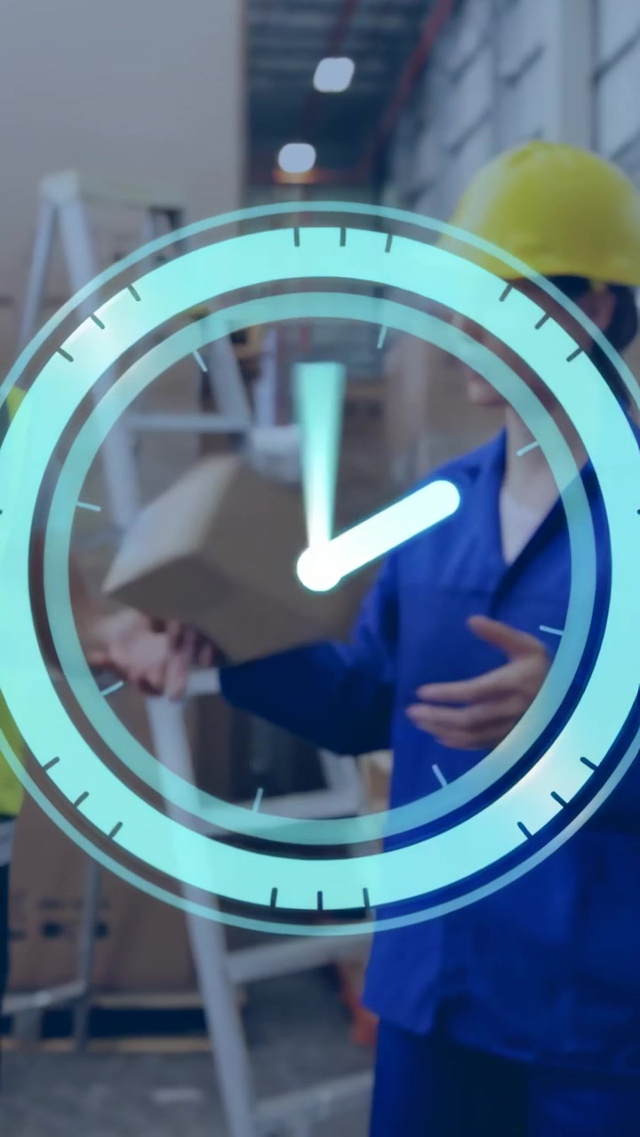 Vídeo vertical: Mulher caminhando iniciando a rotação de uma sobreposição de relógio, equipe do depósito escaneando caixas rapidamente