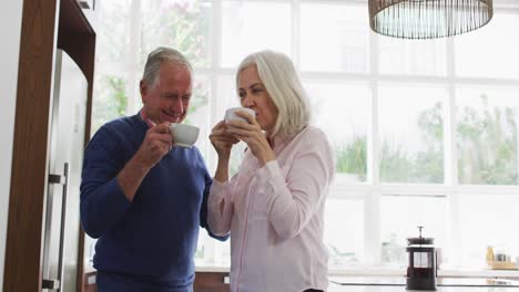 Älteres-Paar-Trinkt-Gemeinsam-Kaffee-In-Der-Küche-Zu-Hause