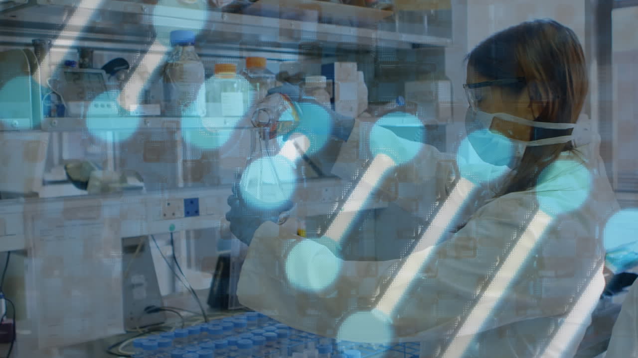 실험실에서 일하는 백인 여성 과학자에 대한 회전하는 dna 구조의 애니메이션