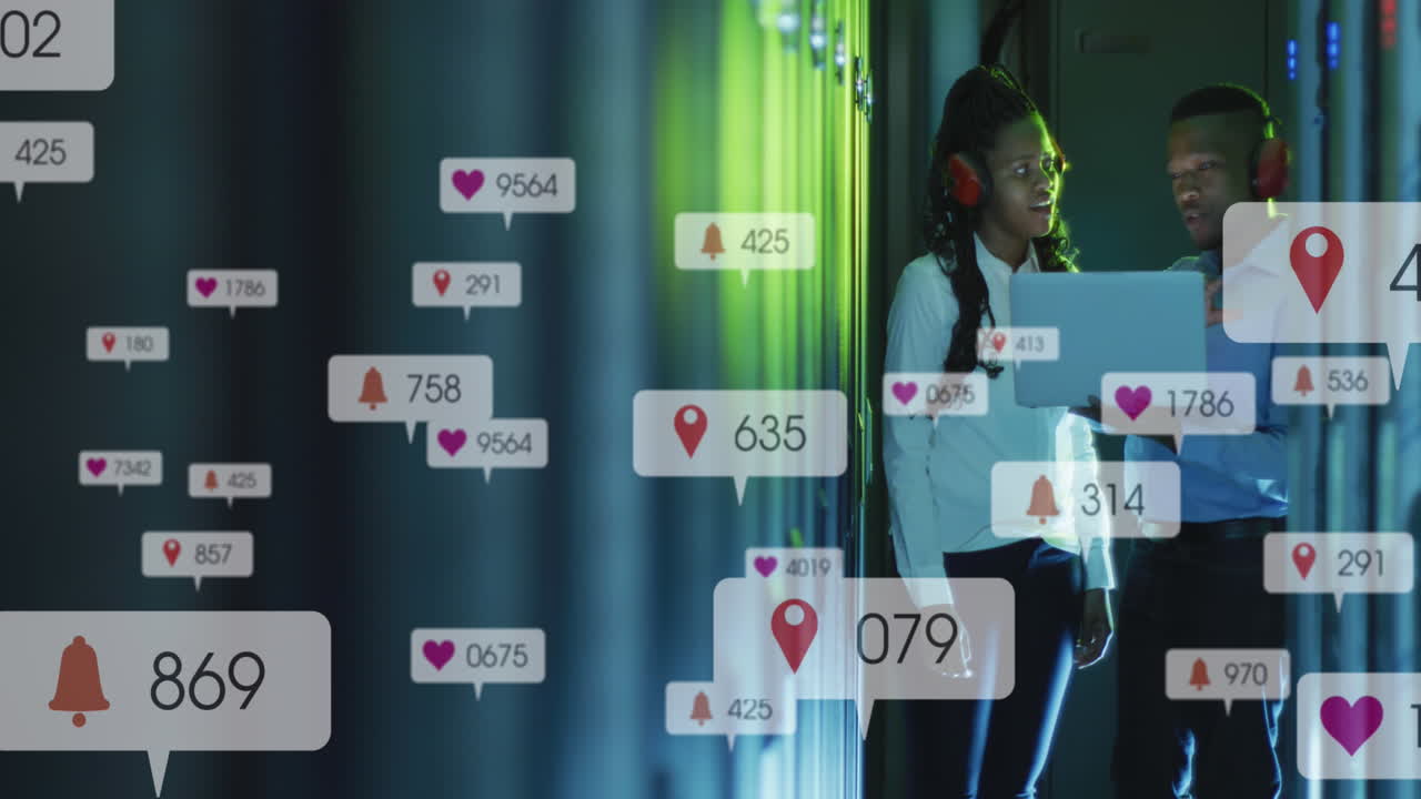 animación de iconos de redes sociales en ingenieros afroamericanos masculinos y femeninos que trabajan en la sala de servidores