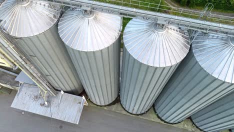 silo agrícola para el almacenamiento y secado de cultivos de cereales - disparo aéreo de drones