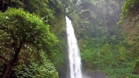 panoramowanie w dół wodospadu nungnung na bali