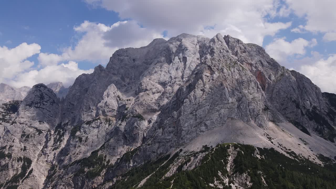 una hermosa toma con un dron en los hermosos dolomitas