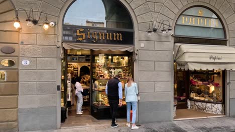 personas que entran y salen de la tienda de signum