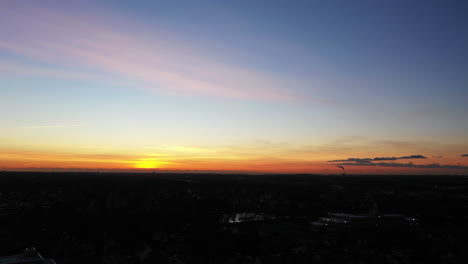 Eine-Luftaufnahme-über-Einem-Vorort-Während-Eines-Goldenen-Sonnenaufgangs