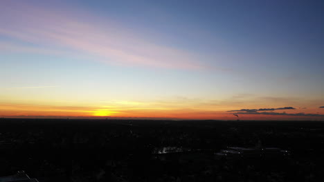 una toma aérea sobre un barrio suburbano durante un amanecer dorado