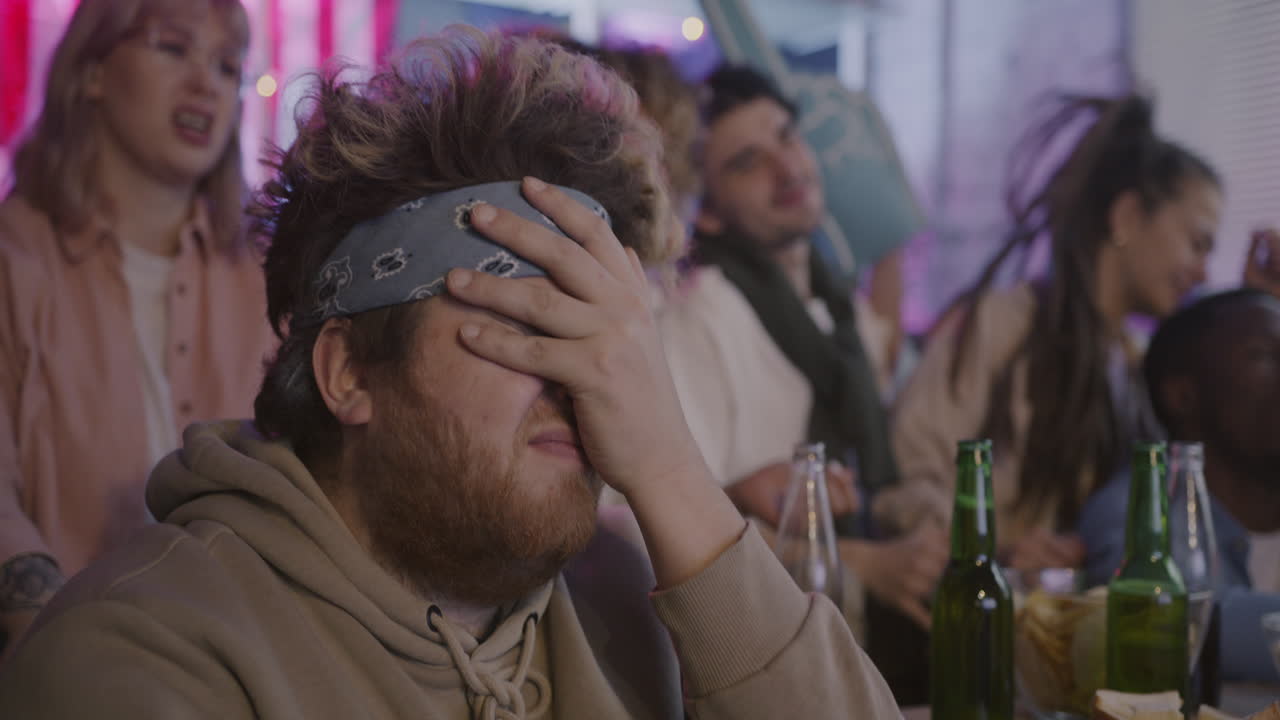 친구들이 경기를 보고 있습니다.