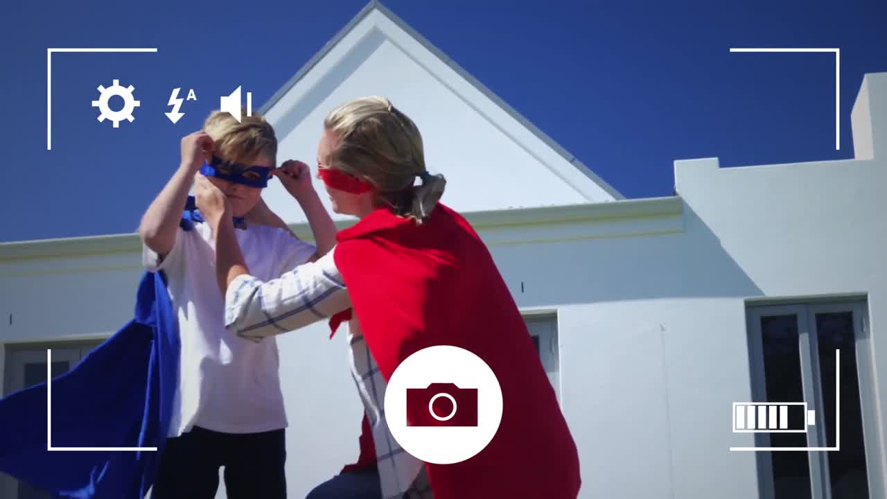 디지털 카메라로 정원에서 어머니와 아들의 사진을 찍고 있습니다.