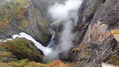 Vista-A-Lo-Largo-Del-Impresionante-Valle-De-La-Cascada-De-Voringfoss-En-Noway