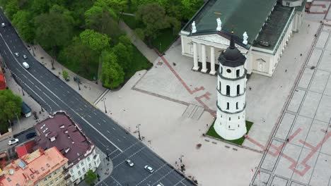 Plaza-De-La-Catedral-De-Vilnius---Coches-Circulando-Por-La-Carretera-Frente-A-La-Catedral-De-Vilnius-Y-El-Campanario-En-Lituania