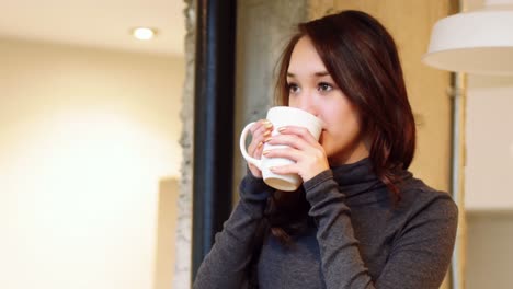 Hermosa-Mujer-Tomando-Una-Taza-De-Café