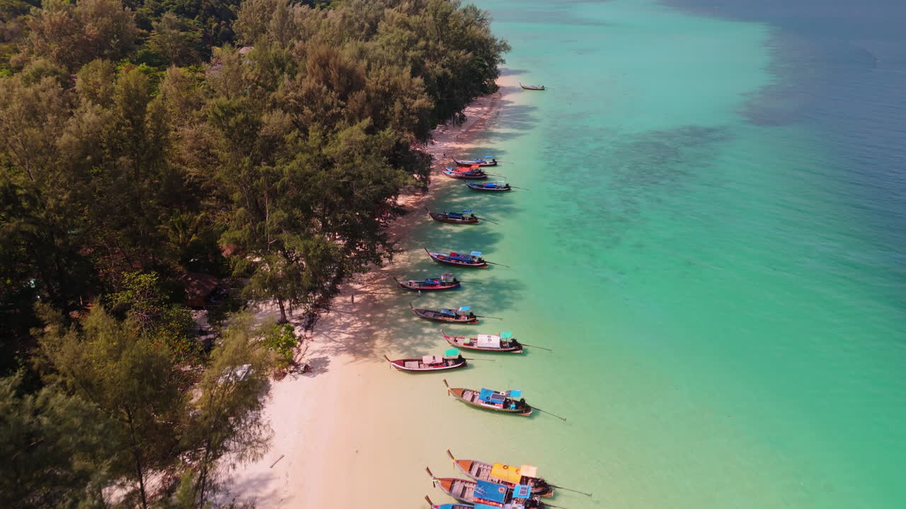 playa de una isla tropical con barcos de cola larga