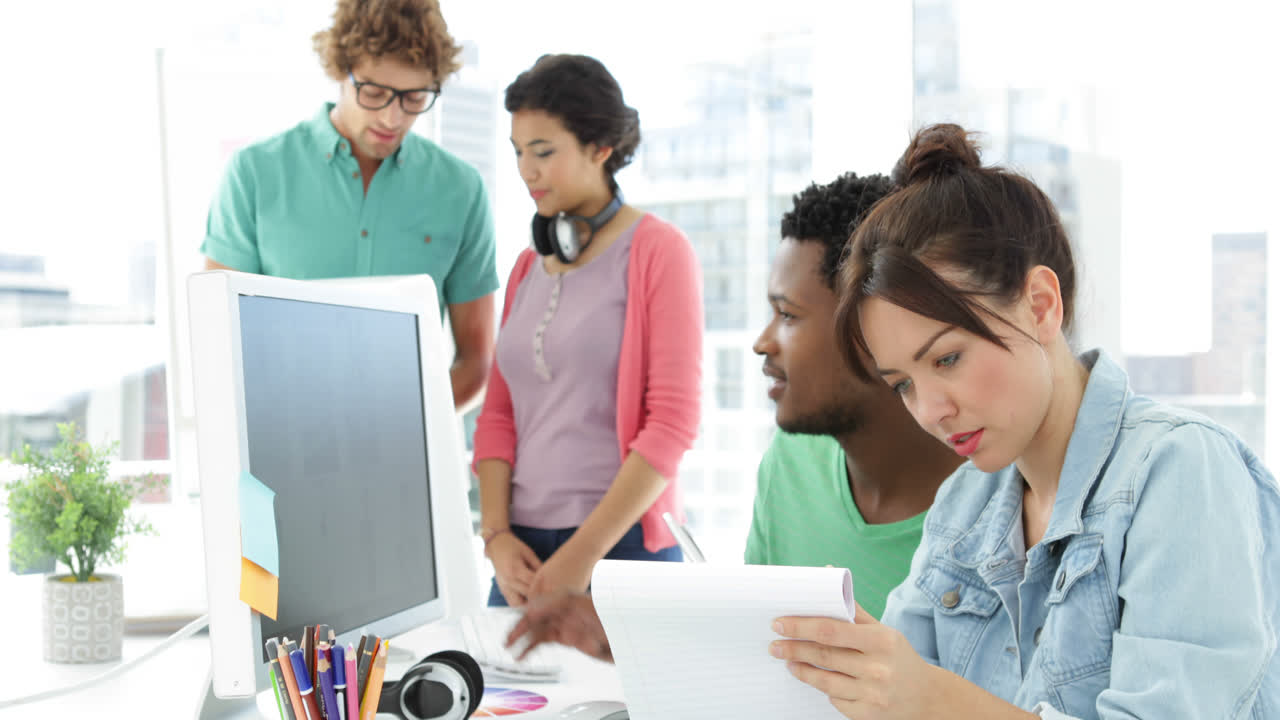 diseñador creativo masculino divertido mostrando algo a su colega