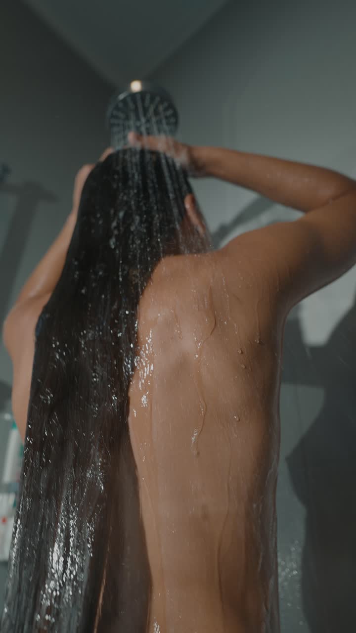 Una mujer tomando una ducha.